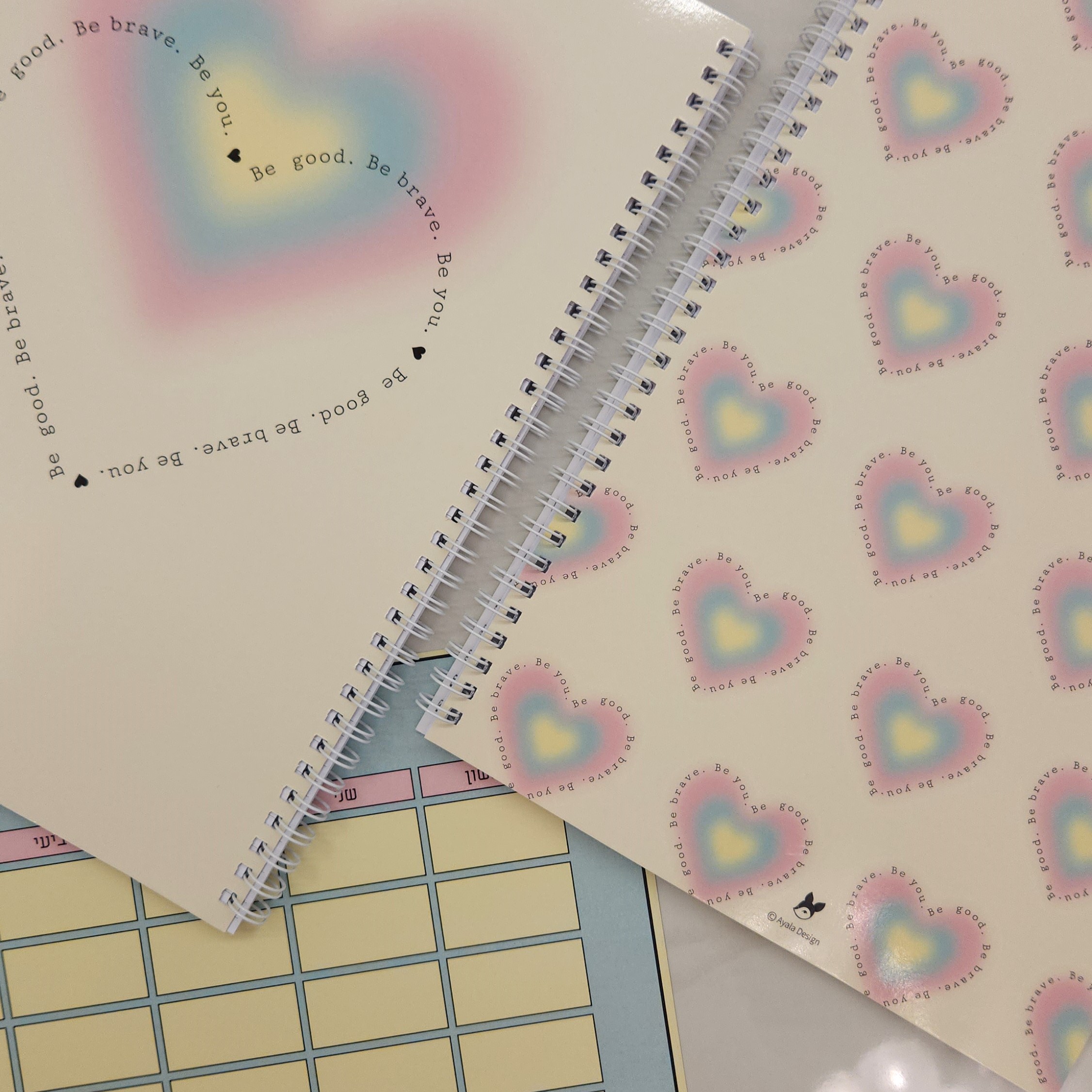 לאתר של אילה עטיפות: https://ayala-design.co.il/