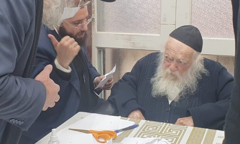 בשניות אלו ממש: הלוויתו של שר התורה הגאון הרב חיים קנייבסקי זצ"ל