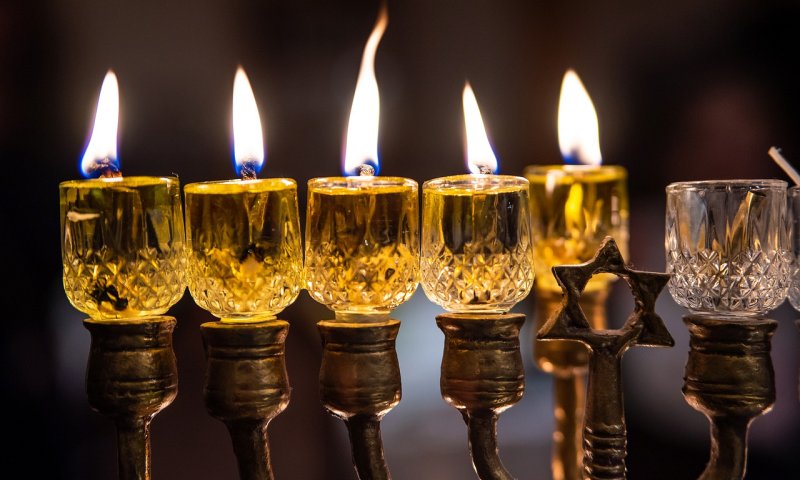 לברוח מה'לבד': להפוך את חנוכה מחג של קושי לחג של אור