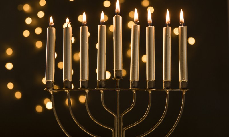 רגע לפני שהאור הזה הולך נשאיר אותו אצלינו: לקט מדבריו של הרב אברהם אלימלך בידרמן שליט"א על זאת חנוכה