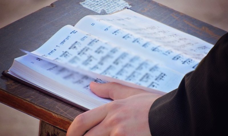 הָיֹה הָיָה אִישׁ שֶׁלֹּא יָדַע לִקְרֹא
