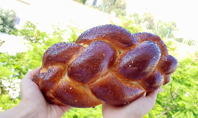 בזכות נשים צדקניות נגאלו!! בשל המצב הקשה, בשעה 12 הפרשת חלה של נשות ישראל