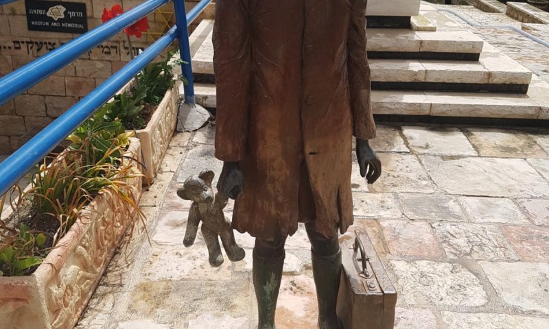 מה אני עונה להן,כשחברות שלי מהעבודה שואלות אותי: איך אנחנו זוכרים את קדושי השואה?