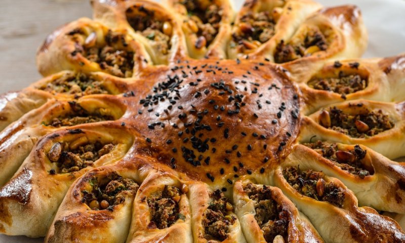 מאפה שמרים בשר וצנוברים/ השפית ליאורה כהן