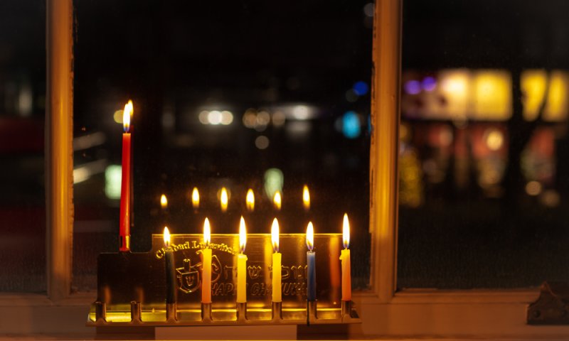 "חנוכה? אני די מנותקת, זמן מציף בשבילי. מעדיפה לעבור אותו ודי. בלי סיבוכים"....