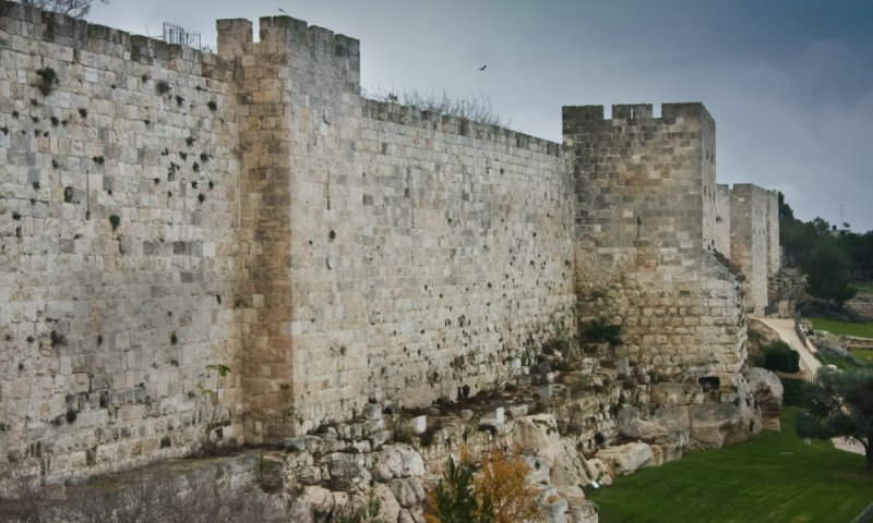 מי חייבת בצום עשרה בטבת ומי פטורה? וגם זמני יציאת הצום לשנת תשפ"ו