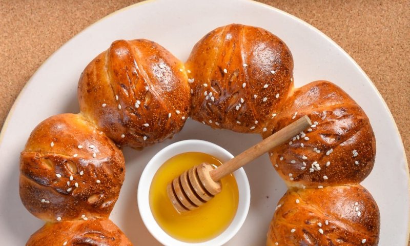 חלה עגולה ומתוקה בציפוי סירופ&nbsp; / השפית ליאורה כהן