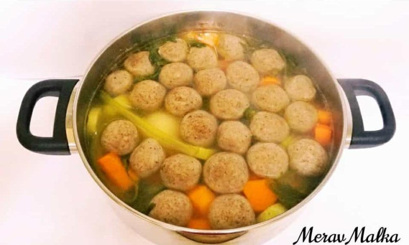 מרק פסחי עם קניידלך בטעם של בית/ מירב מלכה