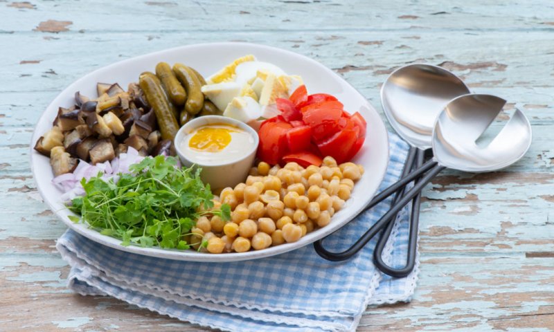 סביח מחומוס עדשים כתומות,חציל אפוי ופסטו לימוני